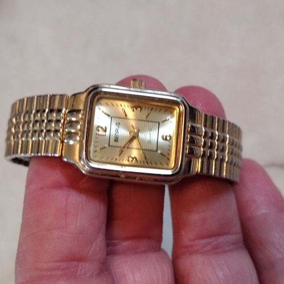 Benrus gold face stretch fit watch. - Picture 7 of 7